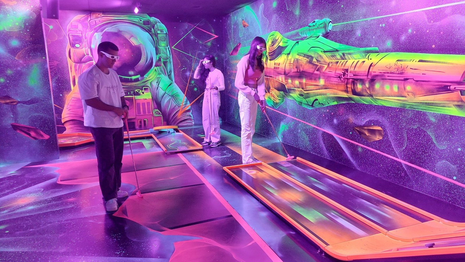 3D-Schwarzlicht-Indoor-Minigolf im Erlebniscenter Basel