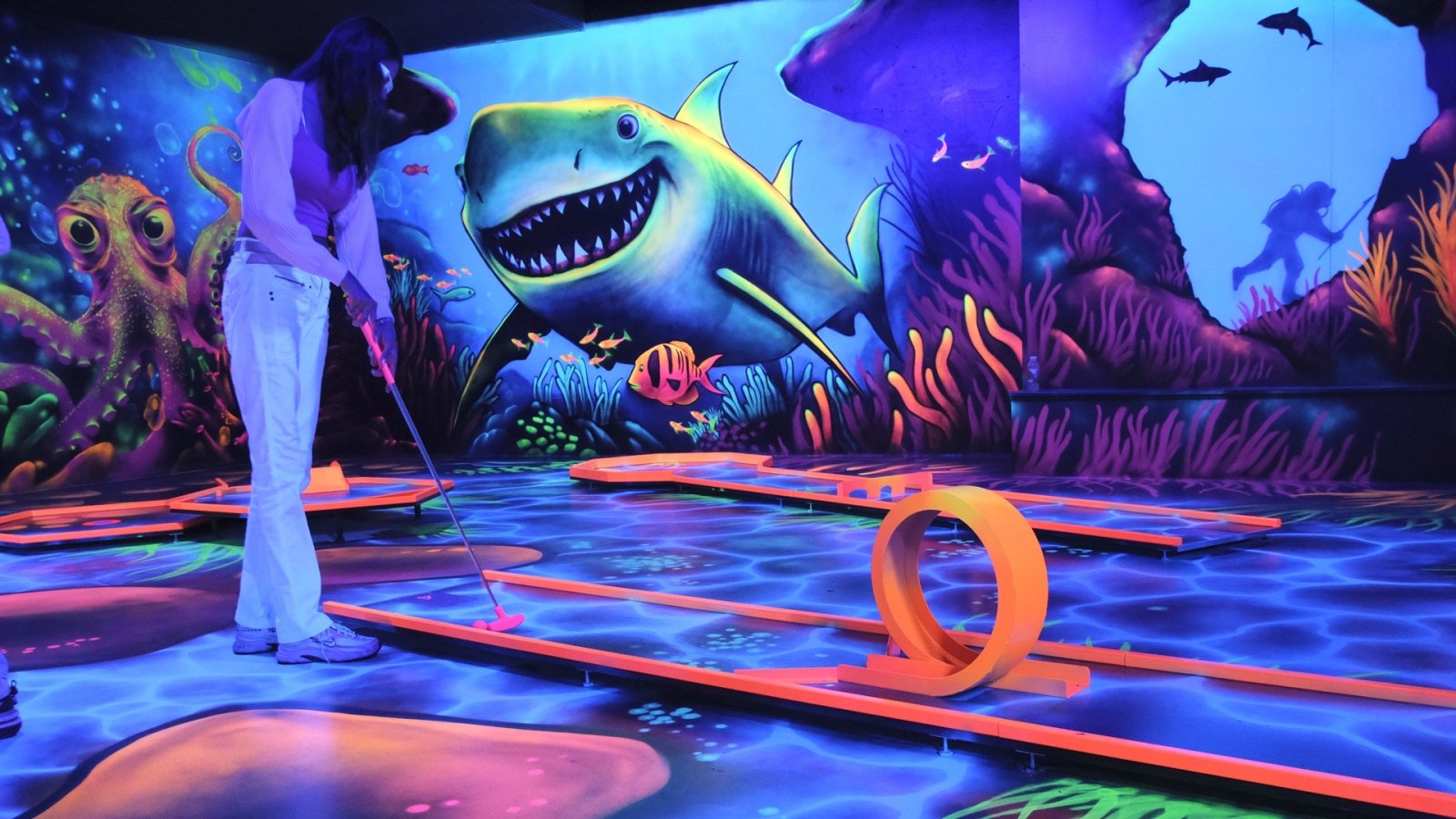 Unterwasserwelt, 3D-Schwarzlicht-Indoor-Minigolf im Erlebniscenter Basel