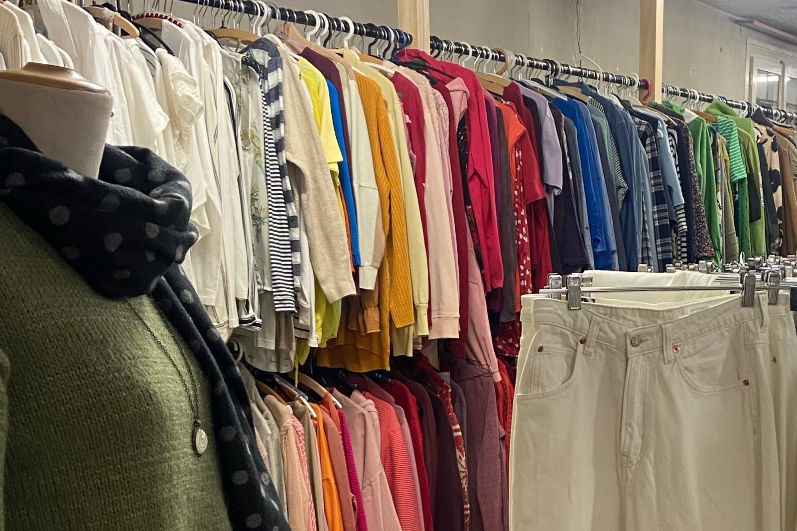 Im Secondhand Burgdorf gibt es alles von der Winterjacke über die Alltagsjeans bis zum eleganten Abendkleid, den passenden Schuhen, Taschen oder Schmuck.