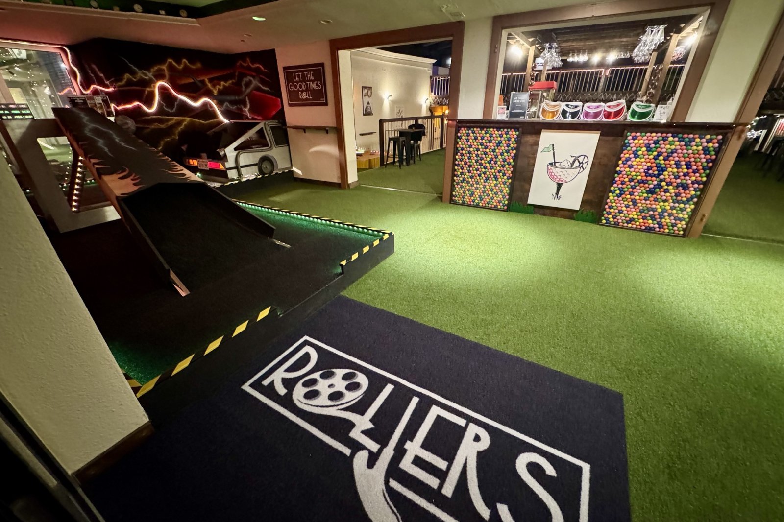 Rollers Mini-Golf Bar in Bern, Eingang mit Empfang und Cocktail-Bar